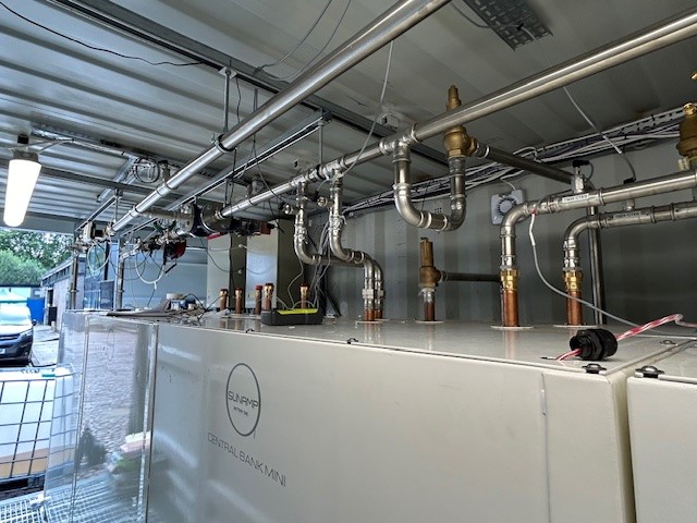 Werking van PCM-technologie in de Sunamp Central Bank warmteopslag door faseovergangsmateriaal.